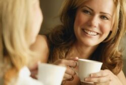 tomando cafe 633x346