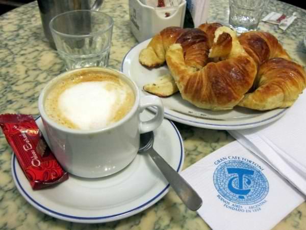 Café con leche y medialunas del Café Tortoni de Buenos Aires